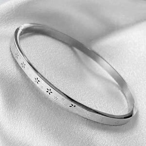 Flower Design Ladies Bangle, Silveradda