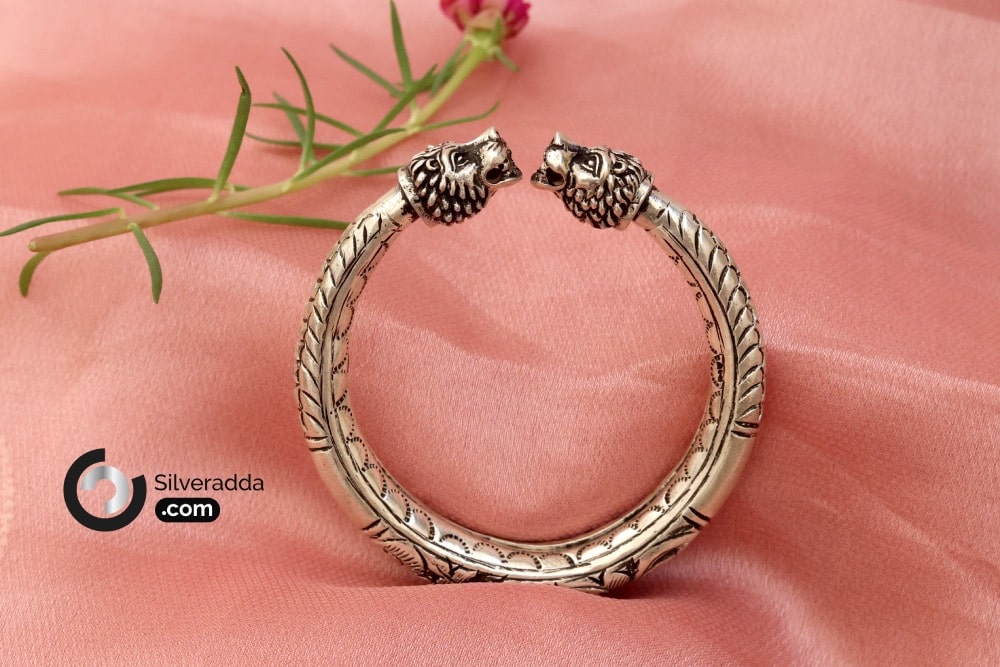 Zancan silver curb chain bracelet with panther head closure.