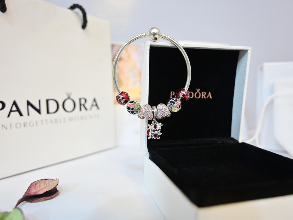 A straight-up Mickey and Minnie charm bracelet to show your fandom. | Pandora  bracelet designs, Charm bracelet, Disney pandora bracelet