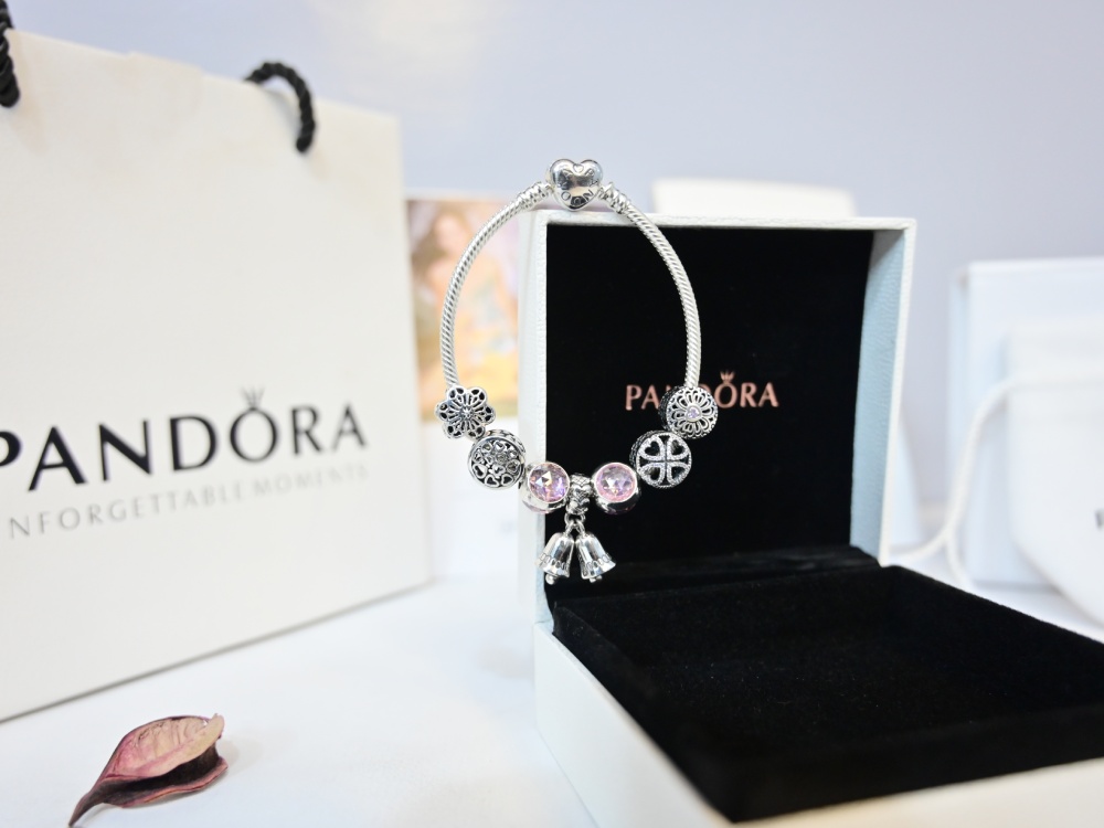Pandora Daisy Spacer Charm Red Murano Bracelet Set, Women's Fashion, Jewelry  & Organisers, Charms on Carousell