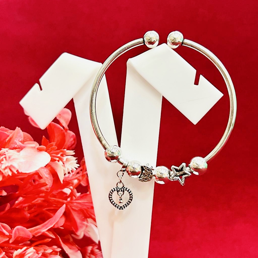 Wondering which hand to wear crystal bracelet?🤔 When it comes to wear... |  TikTok