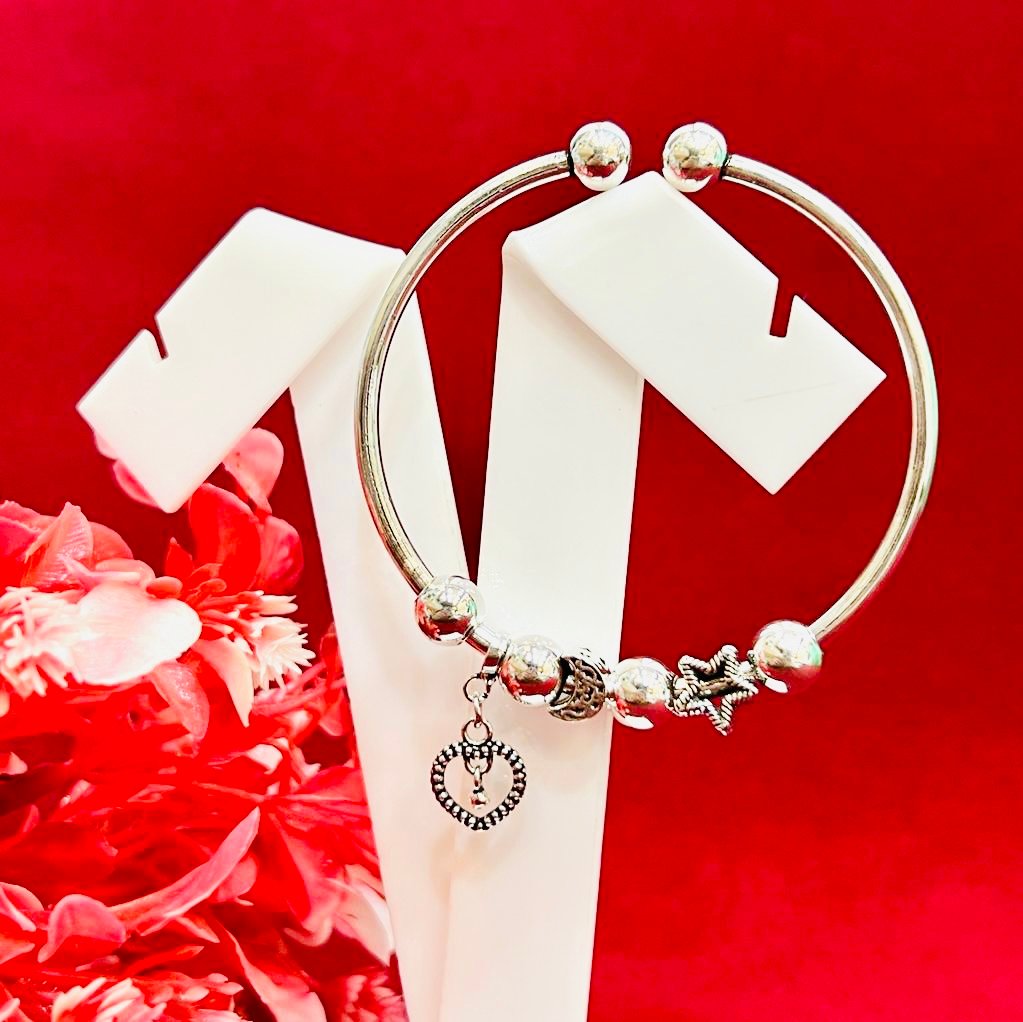 Which Hand Do You Wear Silver Bracelets According To Astrology 