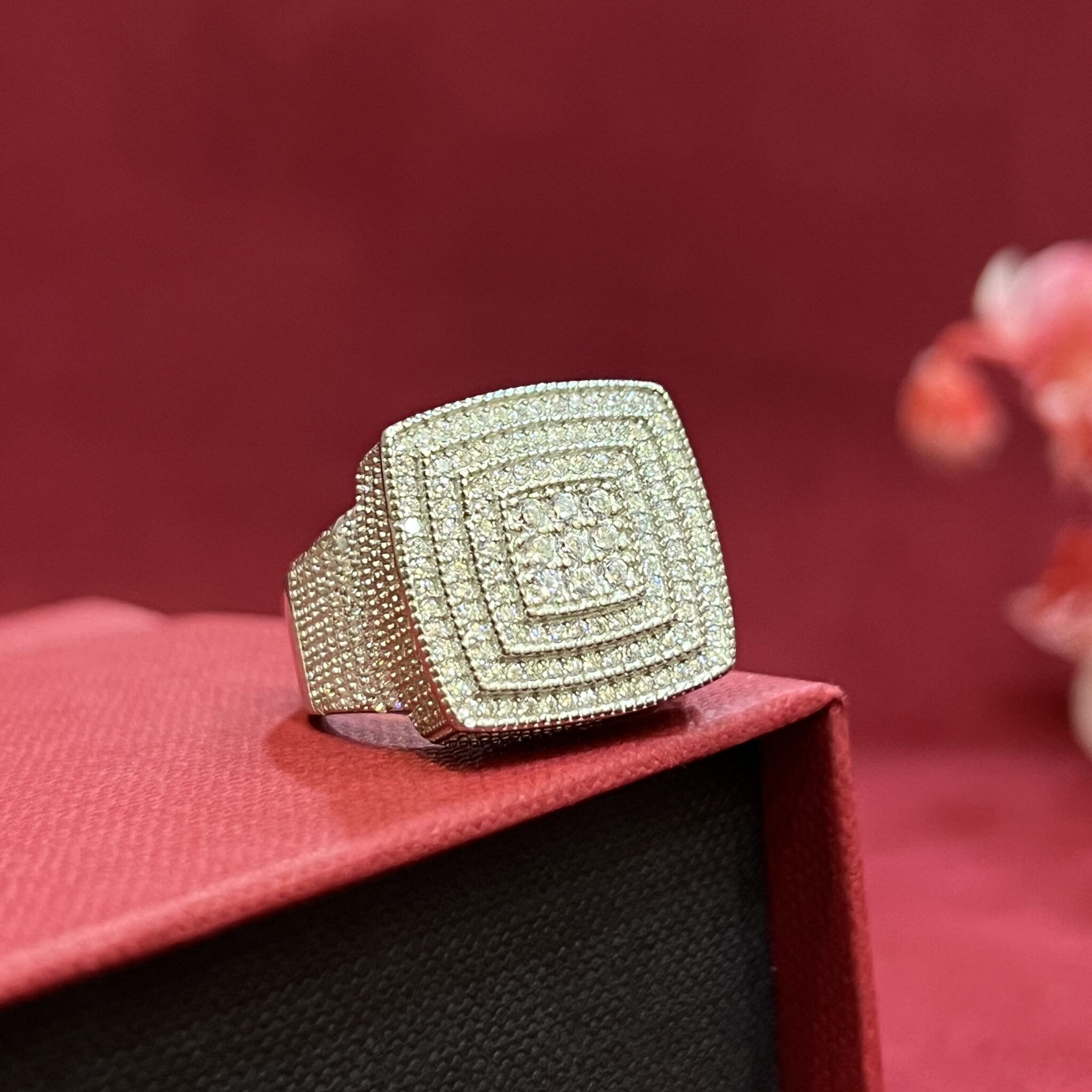 Amrapali Dark Maharaja Shielded Treasure Spin ring in gold