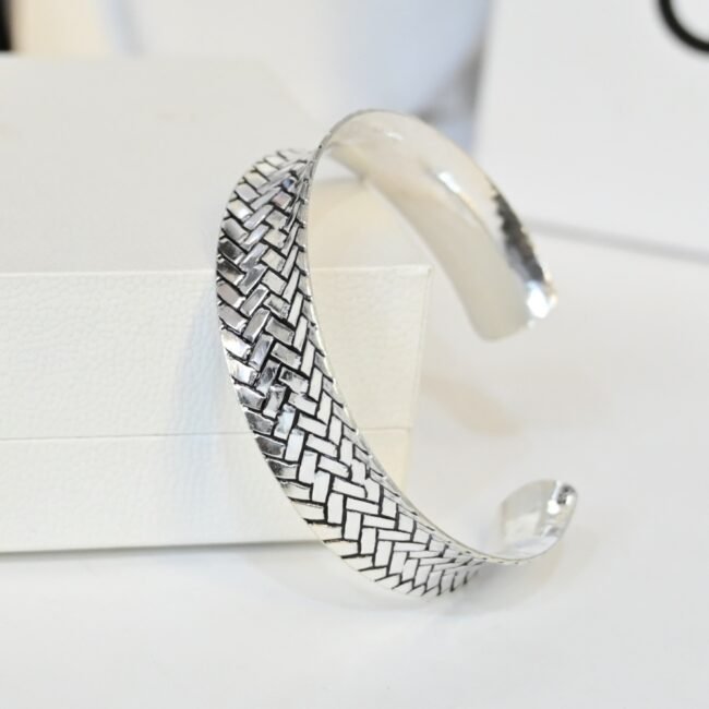 Elevate your style with our ZigZag Pattern Silver Cuff Kada. Crafted from high-quality 925 sterling silver, this versatile accessory showcases a unique zigzag pattern.